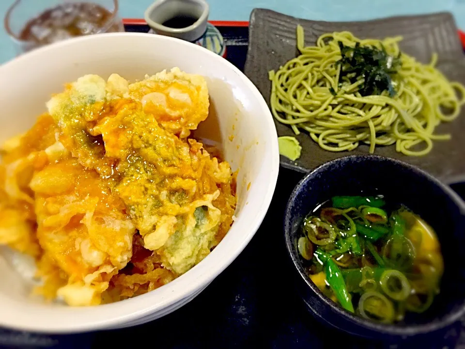 ☆今日の賄い☆ 4/14
エビタコホタテのかき揚げ天丼&茶そば|mamiさん