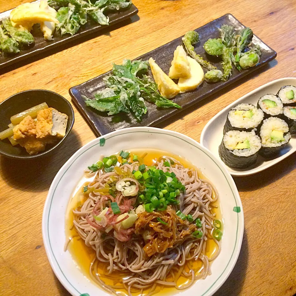 Snapdishの料理写真:vegan
花わさびとなめ茸の蕎麦
アボカド&梅きゅうりの海苔巻き
タケノコと山菜の天ぷら
厚揚げとフキの煮物|makiko_aさん