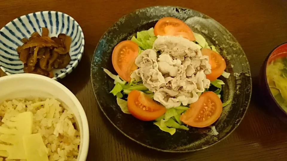 筍ご飯、冷しゃぶ、薩摩芋新玉のお味噌汁、ピリ辛きのこ|アンジェさん