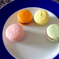 French Macarons.  Strawberry, lemon, mint chocolate and orange chocolate.|toffanyさん