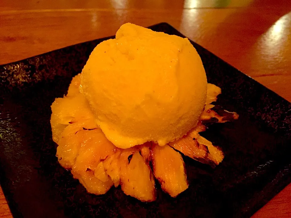 Grilled pineapple with vanilla icecream|Yvonne C.さん