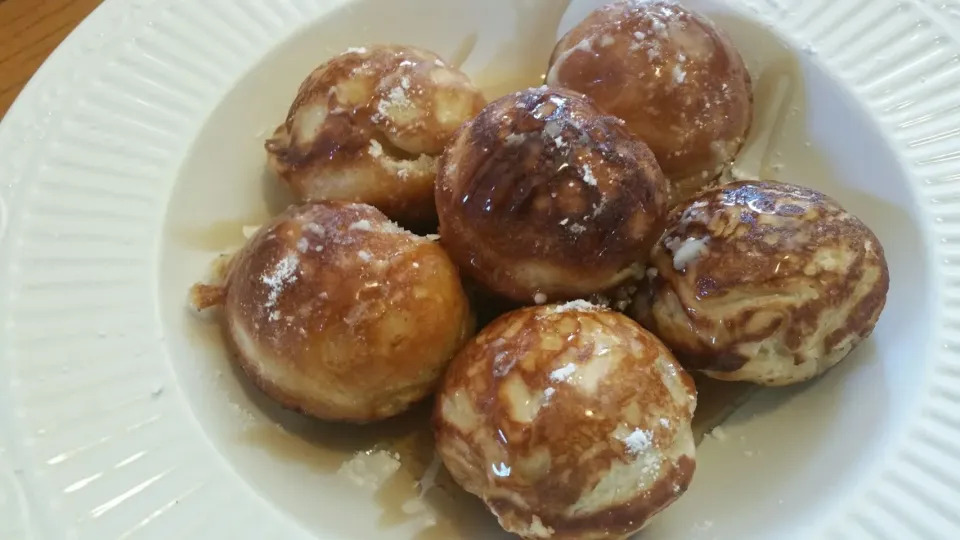 Pancakes  stuffed with bananas sprinkled with powdered sugar drizzled with maple syrup|Frank Ortizさん