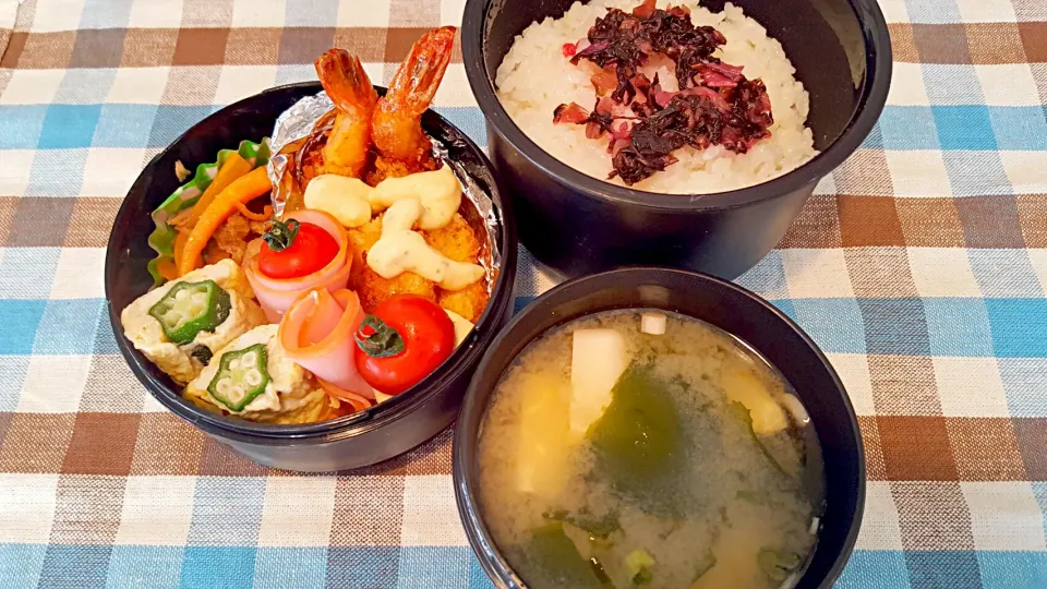 お弁当。海老フライとツナとにんじんのきんぴらとオクラ卵焼きとお味噌汁。|エリカさん