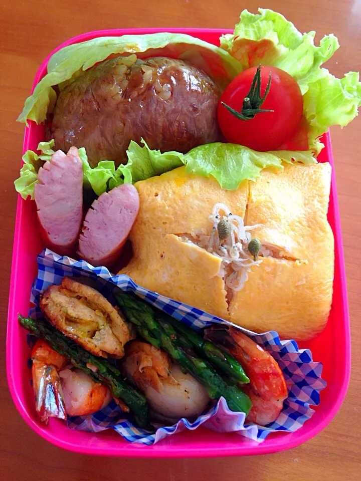 おにぎり弁当🌸
肉巻きおにぎり  卵巻きおにぎり  海老と帆立とアスパラのバター炒め  ウィンナー‼️|みゆさん