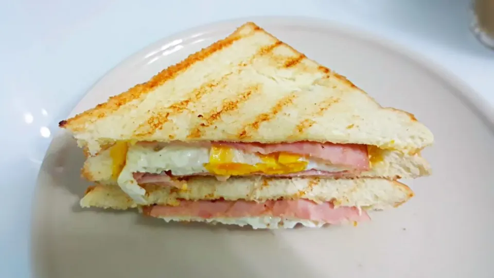 Breakfast for Hubby 😍💁💋👅💞 Grilled butter sandwich with ham fried egg and cheddar cheese * no mayo*😀|🌷lynnlicious🌷さん