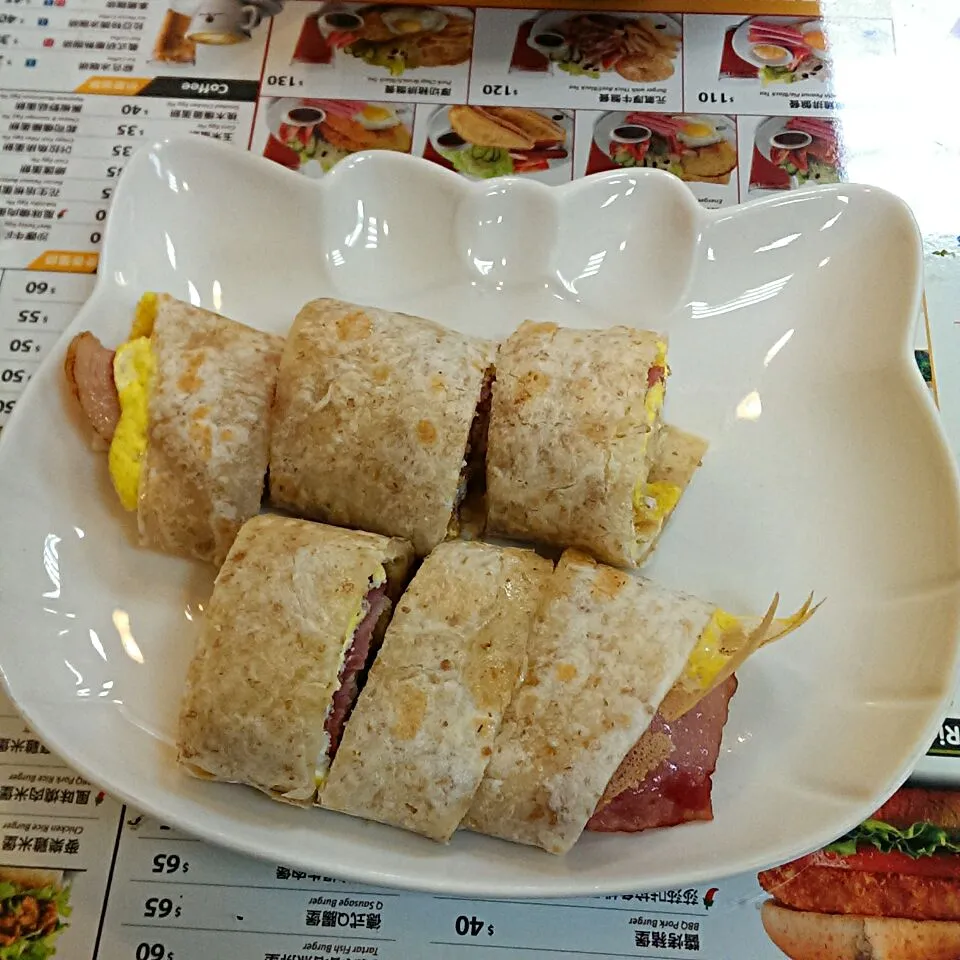 Snapdishの料理写真:培根蛋餅 - 拉亞漢堡桃鶯店|馨食在，甜窩心⭐さん