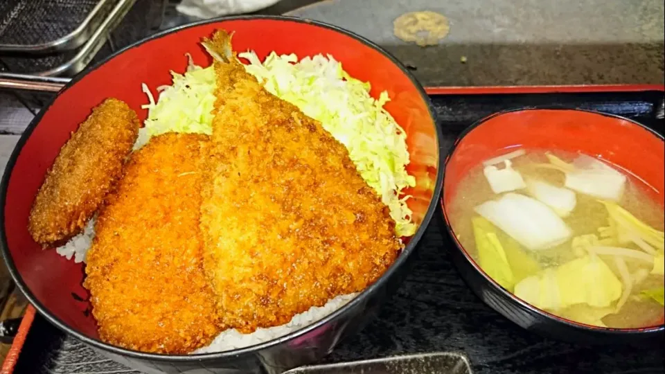 Snapdishの料理写真:ミックスフライソース丼|かいさん