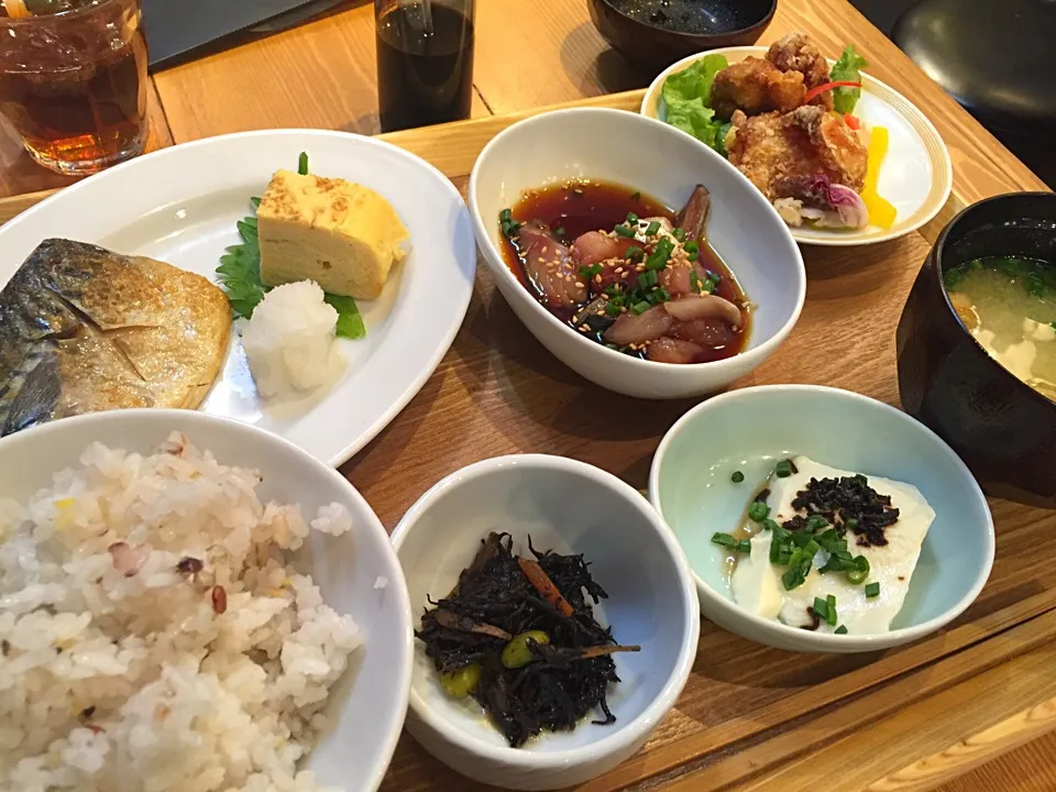 ごまさば定食。おかずたっぷり！さらにご飯はお代わり無料、お漬物と生卵食べ放題。|liccaさん