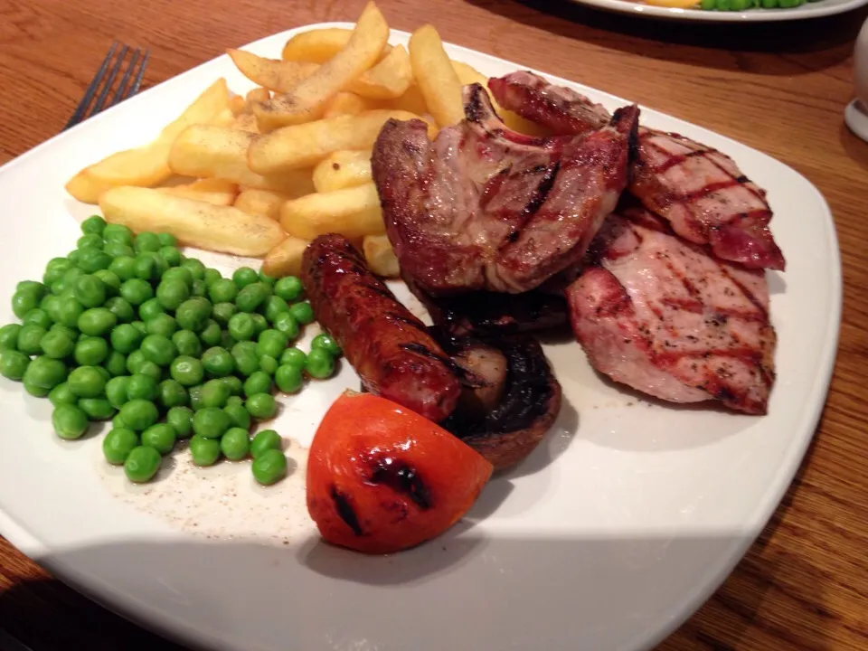 Mixed grill. Chips, peas, tomato, lamb chop, pork chop, sausage, gammon. Delicious. 👍|Karla Collington Ryderさん