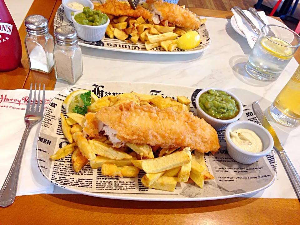 Fish chips & mushy peas, tartare sauce.|Karla Collington Ryderさん