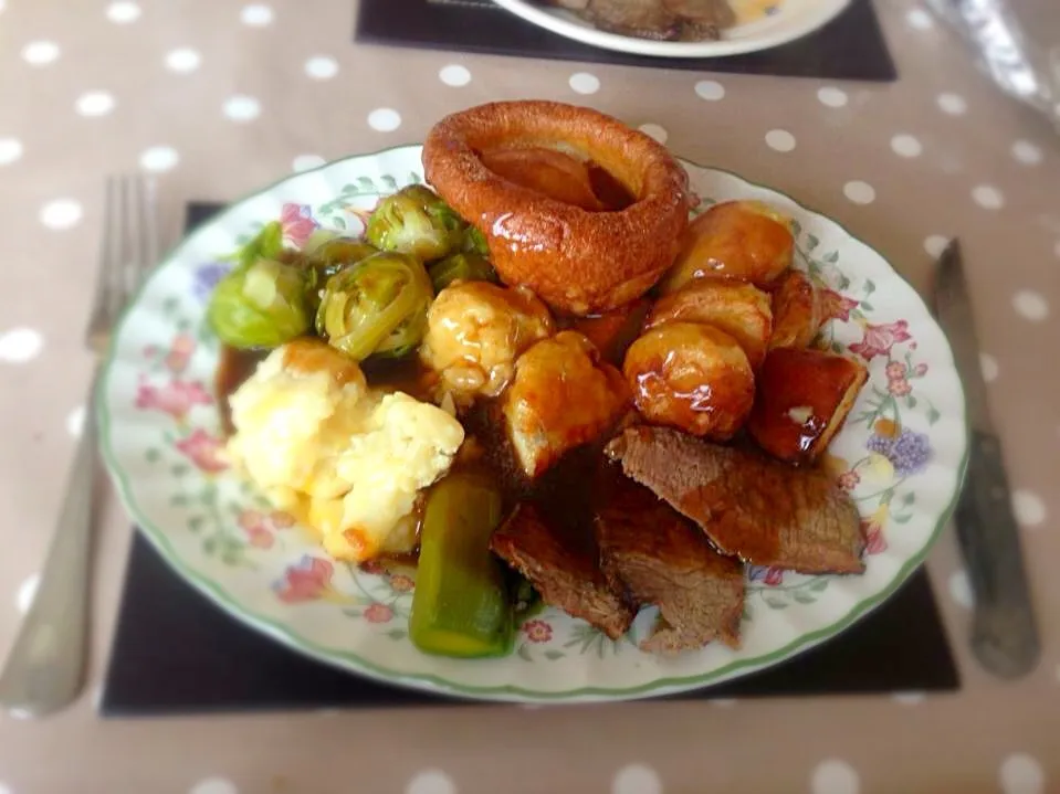 Roast beef , potatoes, carrots , potatoes, gravy. Roast dinner!|Karla Collington Ryderさん