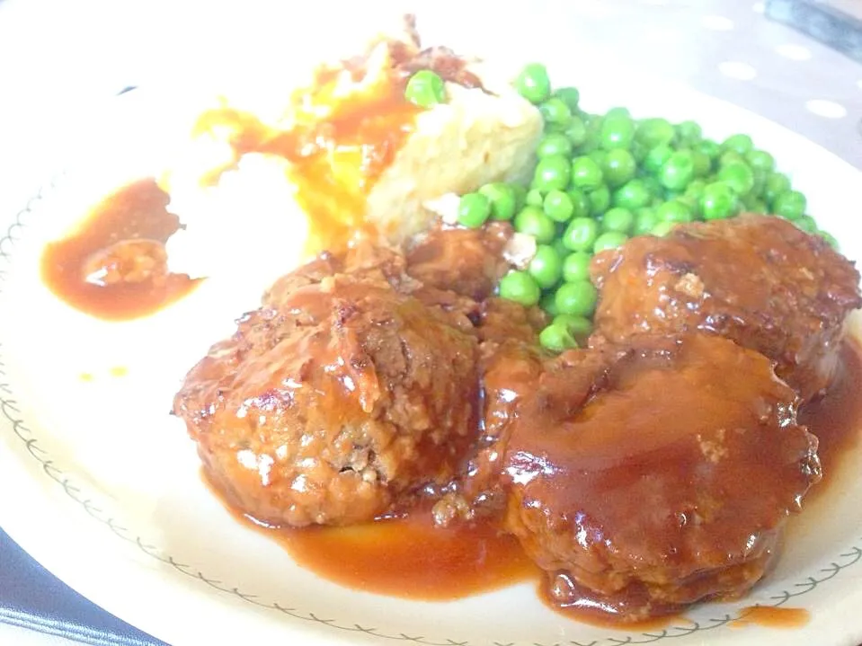 Faggots, mash potatoes and peas covered in a thick gravy.|Karla Collington Ryderさん