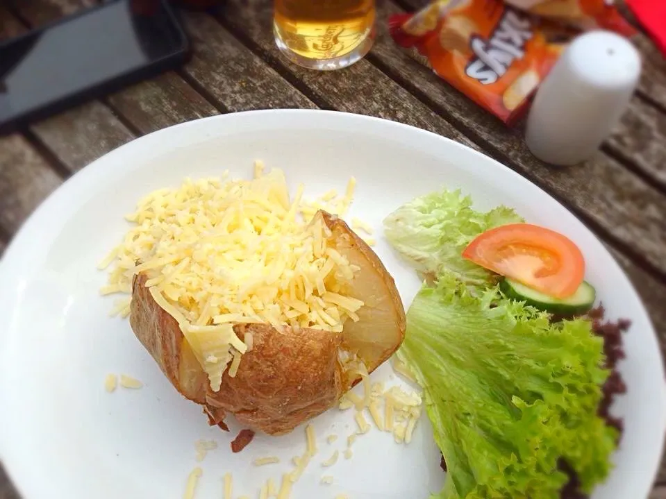 Jacket potato, cheddar cheese with small salad.|Karla Collington Ryderさん