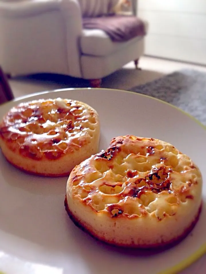 Buttery crumpets.|Karla Collington Ryderさん