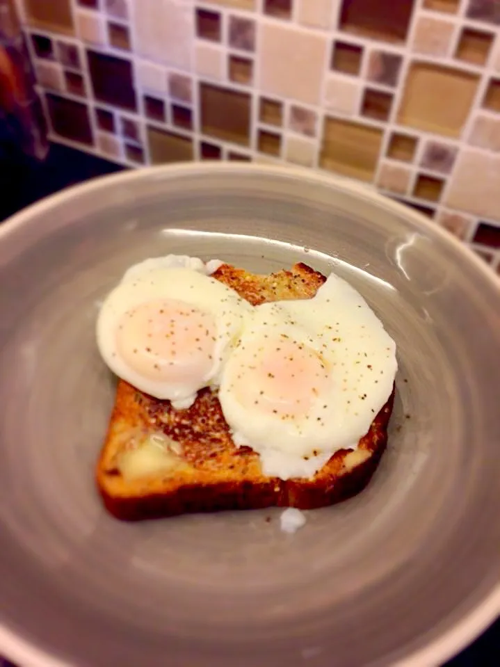 Two poached eggs on toast.|Karla Collington Ryderさん