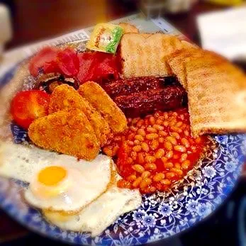 Fry-up sausages, bacon, hash browns, beans, toast|Karla Collington Ryderさん