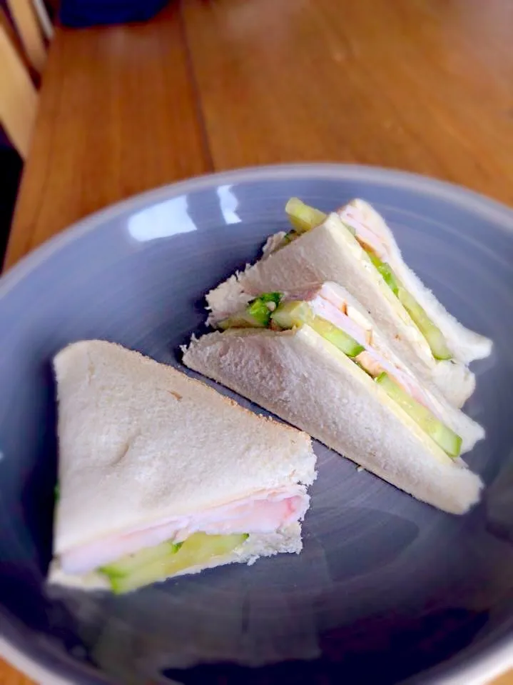 Sliced chicken & cucumber sandwiches.|Karla Collington Ryderさん