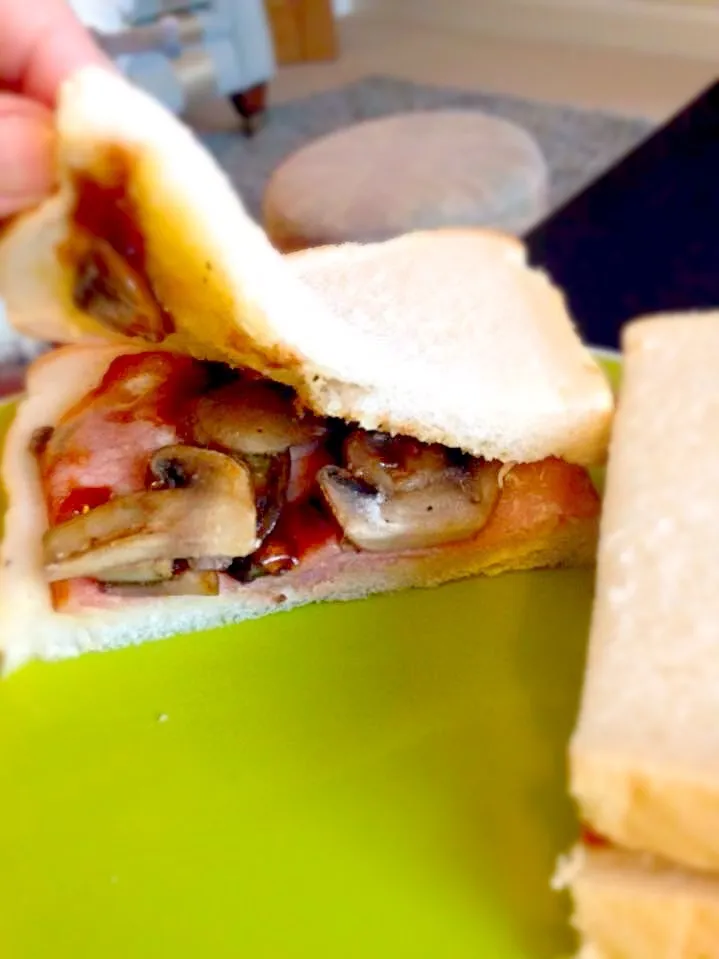 Bacon & mushroom sandwich with a dollop of brown sauce.|Karla Collington Ryderさん