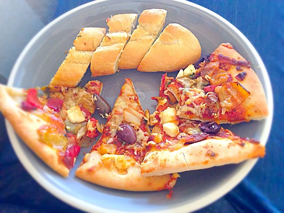 Veg pizza & garlic bread.|Karla Collington Ryderさん