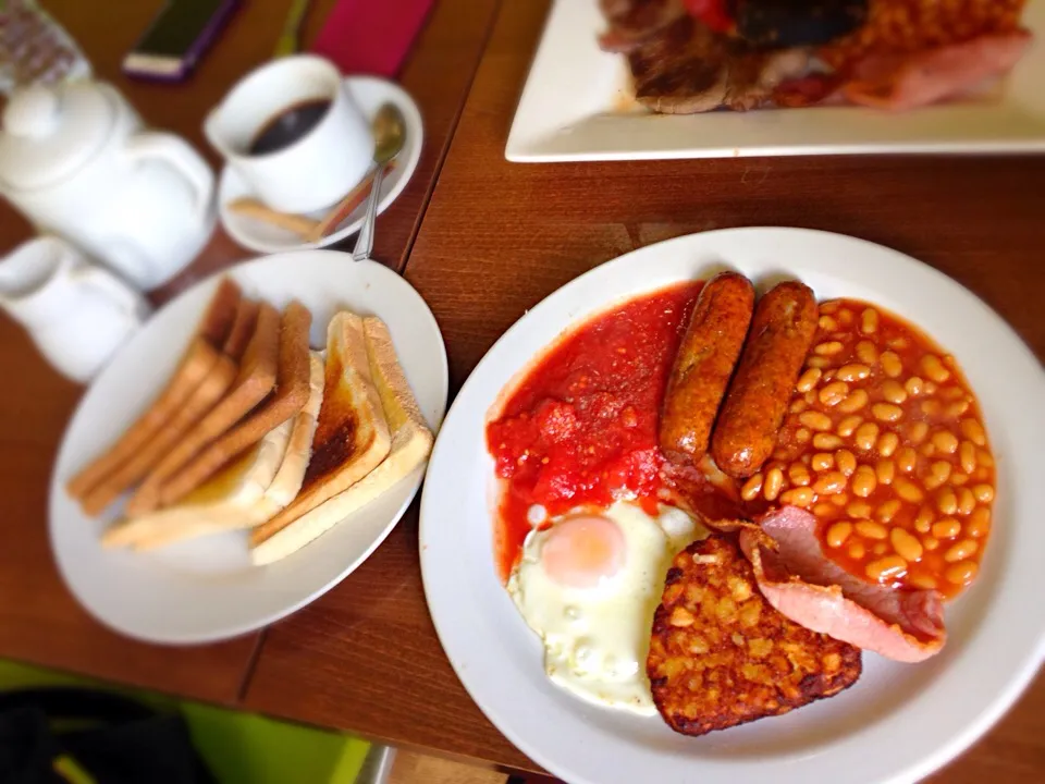 Fry up. Egg , bacon, sausages, beans, tomato, buttered toast & pot of tea.|Karla Collington Ryderさん