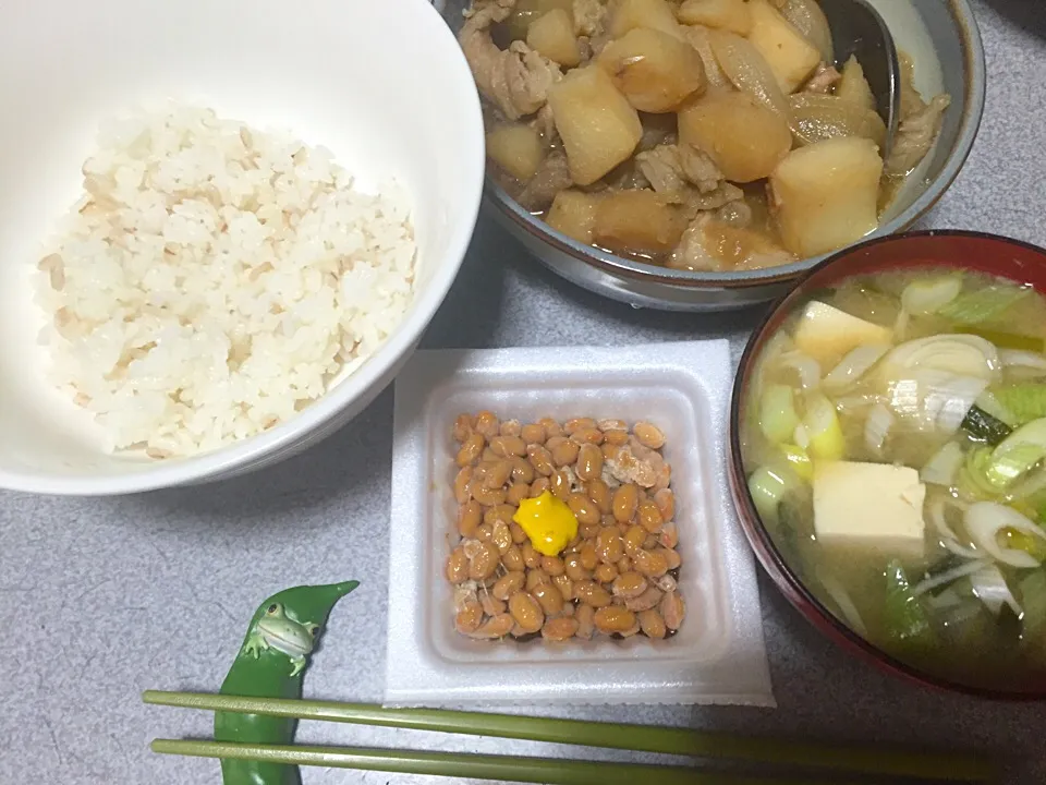 Snapdishの料理写真:麦飯、ネギ豆腐ニラ味噌汁、肉じゃが、納豆|ms903さん