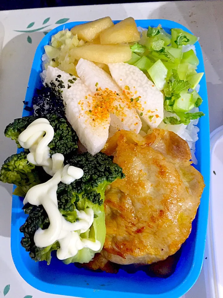 パパお弁当🍱 豚肉の生姜焼き  蒸しブロッコリー   山芋のブラックベリー漬  生姜の甘酢漬け  リンゴのハチミツ漬  若布のふりかけ|ch＊K*∀o(^^*)♪さん