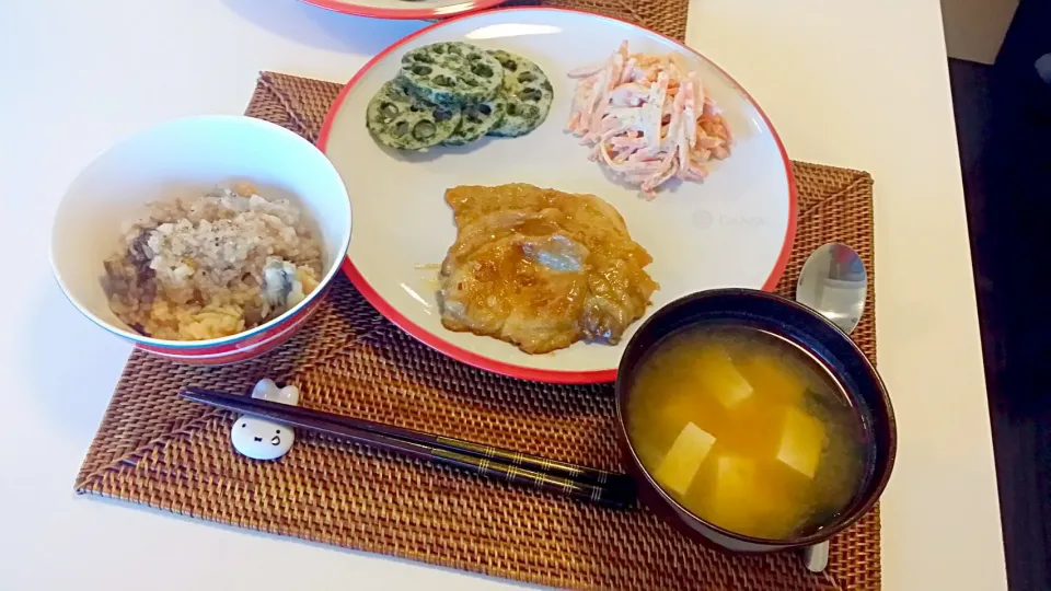 今日の夕食　豚肉の香味ソース、れんこんの磯辺焼き、人参サラダ、トマトと舞茸の炊き込みご飯、豆腐とわかめの味噌汁|pinknari🐰🌈さん