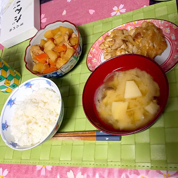 Snapdishの料理写真:生姜焼き
肉じゃが|もりっくさん