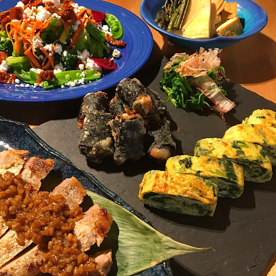 Snapdishの料理写真:晩ごはん🍴
豚肉塩麹焼もろみ味噌
わらび、たけのこ、厚揚げ煮物
ほうれん草入出し巻き
豆入磯辺揚げ
色々野菜のドライトマトドレッシング|ba.a.ba_キッチンさん