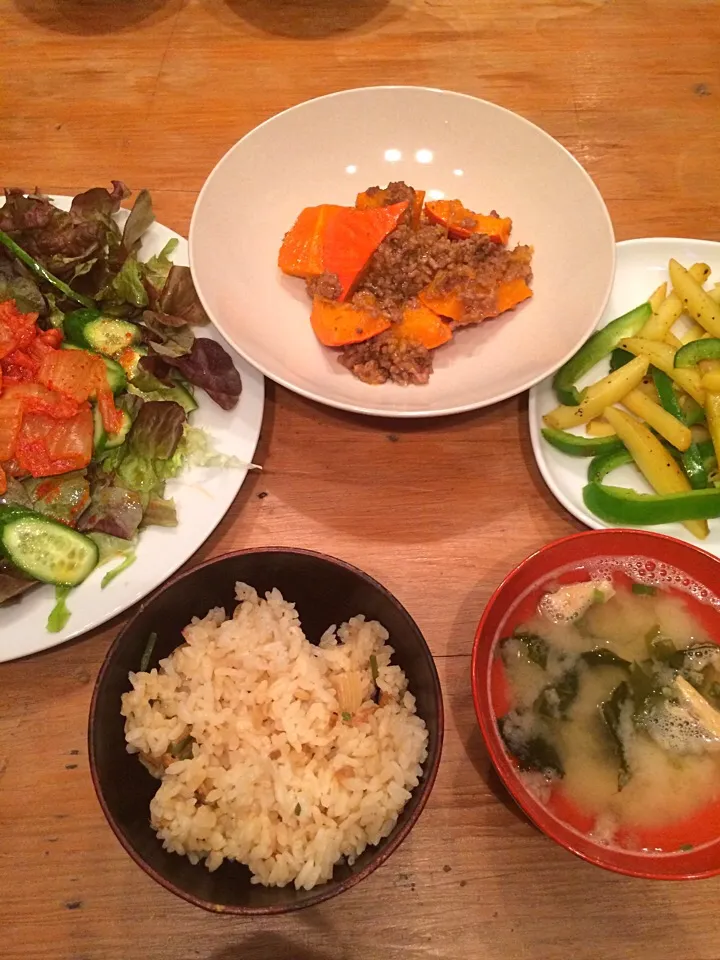 キムチサラダ
かぼちゃの煮物
ピーマンとジャガイモの炒め物
炊き込み御飯|Tomomiさん