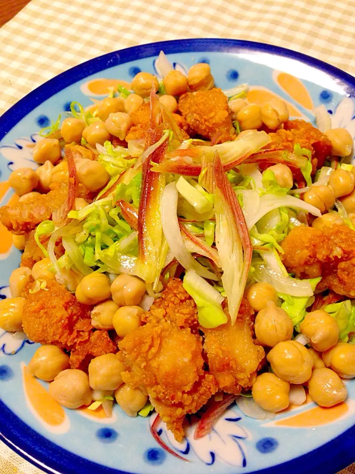 春キャベツと香味野菜と唐揚げのボリュームたっぷり盛り盛りサラダ♡|あっこぷーさん