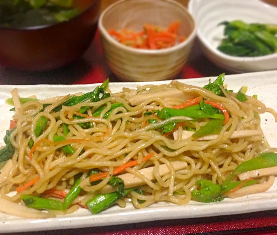 晩ごはん 菜の花とギョニソのスパイシー塩焼きそば  菜の漬け 雪下にんじんの炒め煮 菜の花とワカメの味噌汁|ぽんたさん