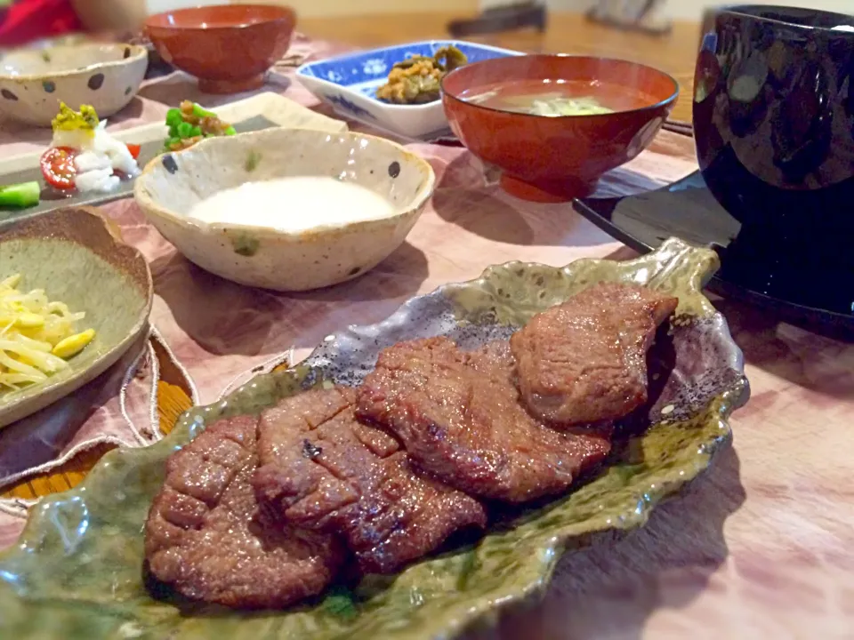 牛タン麦とろ定食🐮|おかっぴーさん