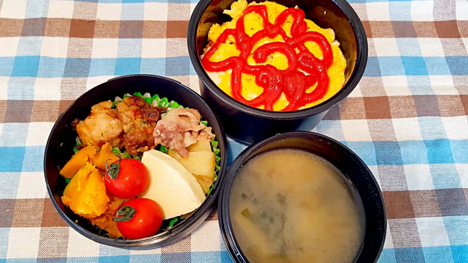 お弁当。オムライスと鶏ネギ味噌マヨとキャベツとじゃがいも豚の塩バター煮と南瓜。今週もお疲れ様でしたっはなまるっ💮|エリカさん