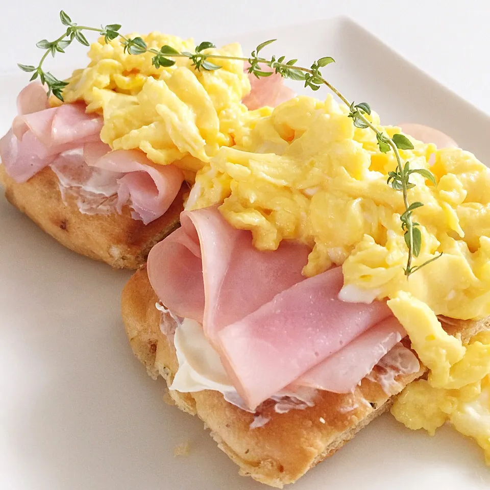 Creamy scrambled eggs and ham on focaccia toast|12Dragonさん