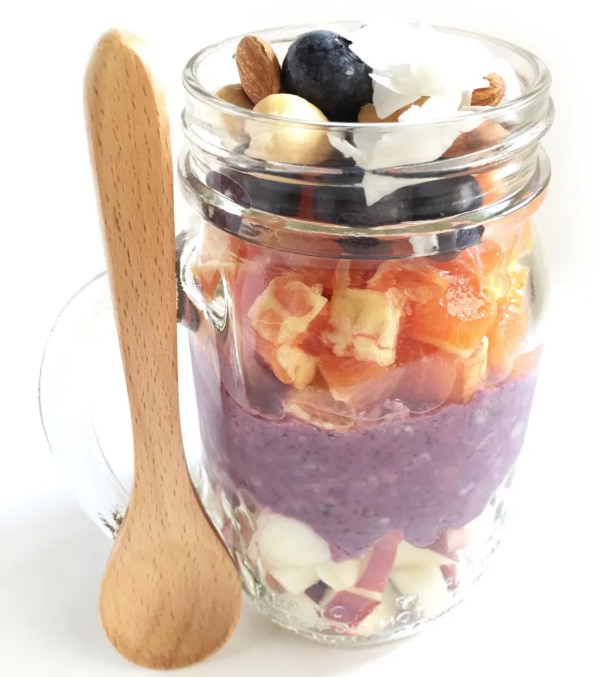 Breakfast in a jar - maquiberry overnight oats with fruits, nuts & coconut flakes|coxiella24さん