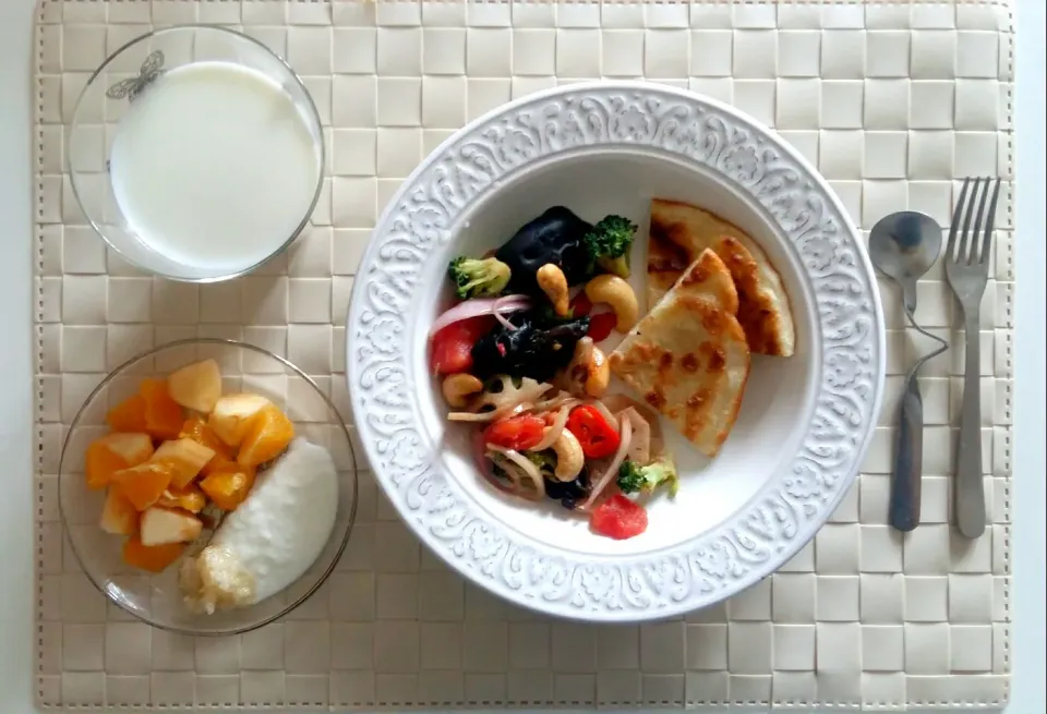 Breakfast: fried chinese cake, vegetable salad, orange and apple with yoghurt honey, milk.|Liciaさん