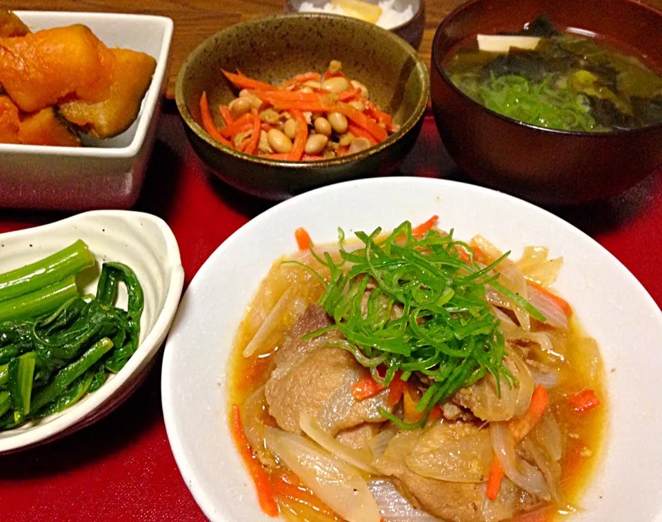 Snapdishの料理写真:晩ごはん  豚バラ肉炒め 菜の花ナムル かぼちゃ煮 にんじんとツナの炒め煮 菜の花とワカメの味噌汁 タクアン|ぽんたさん