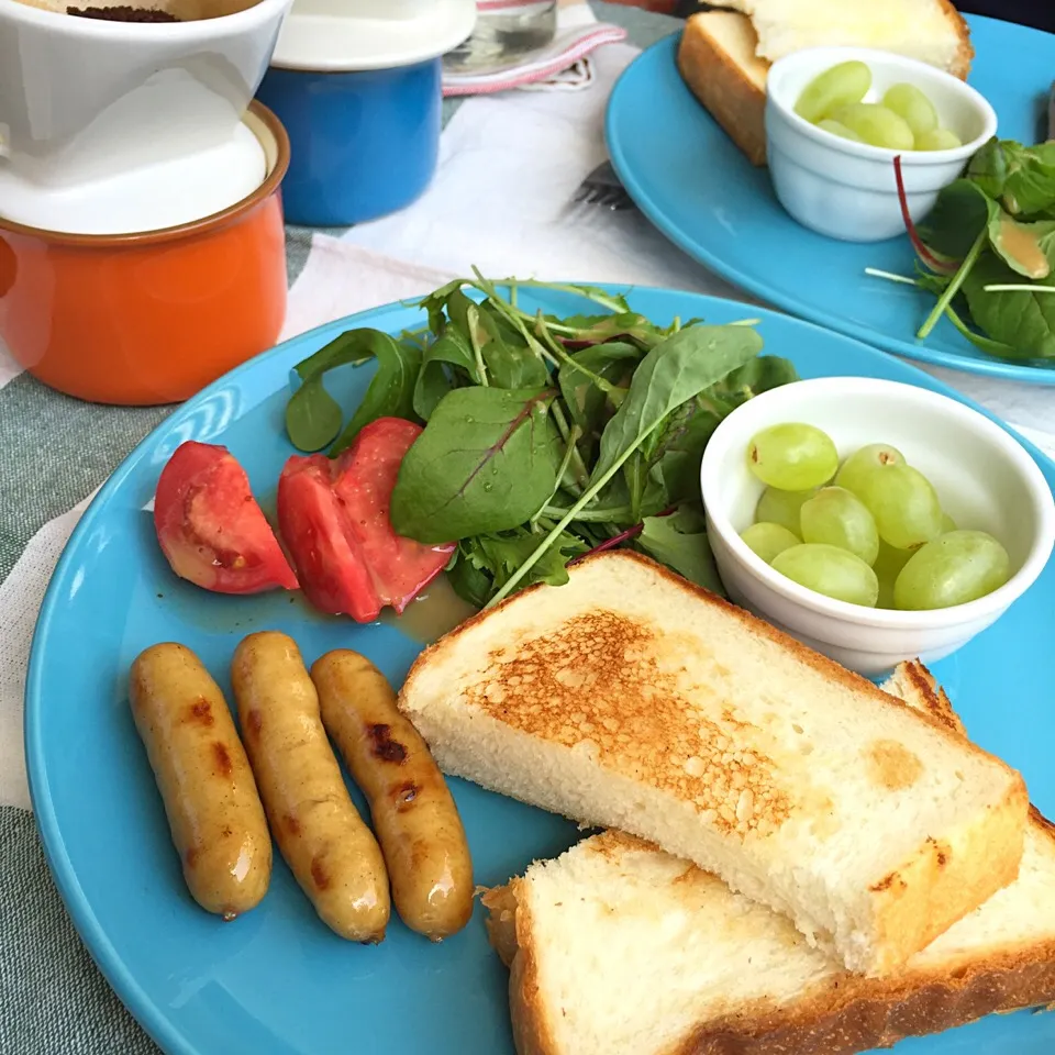 野菜の買出しから帰宅して遅めのブランチ🍴天気がいいのでベランダで🌞|みっちょさん