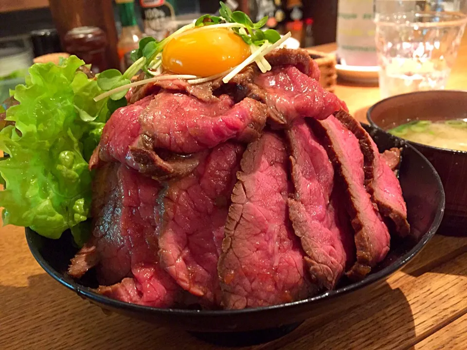 安心安定のど迫力🎉食べても食べてもなかなか肉が無くならないローストビーフ丼🐮肉と御飯のバランスを考えて食べないと肉が余りますわ💦|にゃあ（芸名）さん