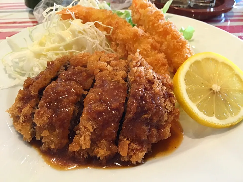 Snapdishの料理写真:札幌の下町の洋食屋。味かつのメンチカツと海老フライ定食|フージさん