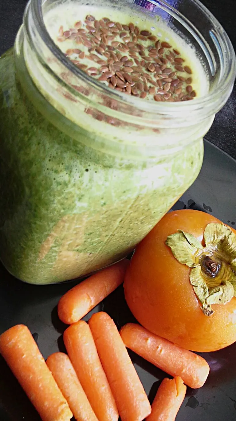 detox phase: green smoothies + persimmon +baby carrots|Diane Seraさん