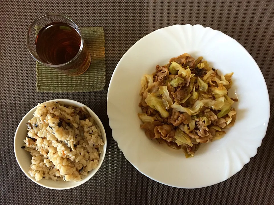 Snapdishの料理写真:肉野菜炒め•五目ご飯|ばーさんさん