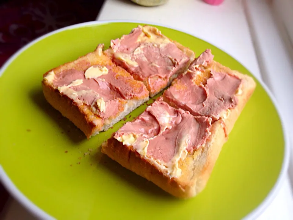 Pork & liver pâté on a thick white crust of bread.|Karla Collington Ryderさん