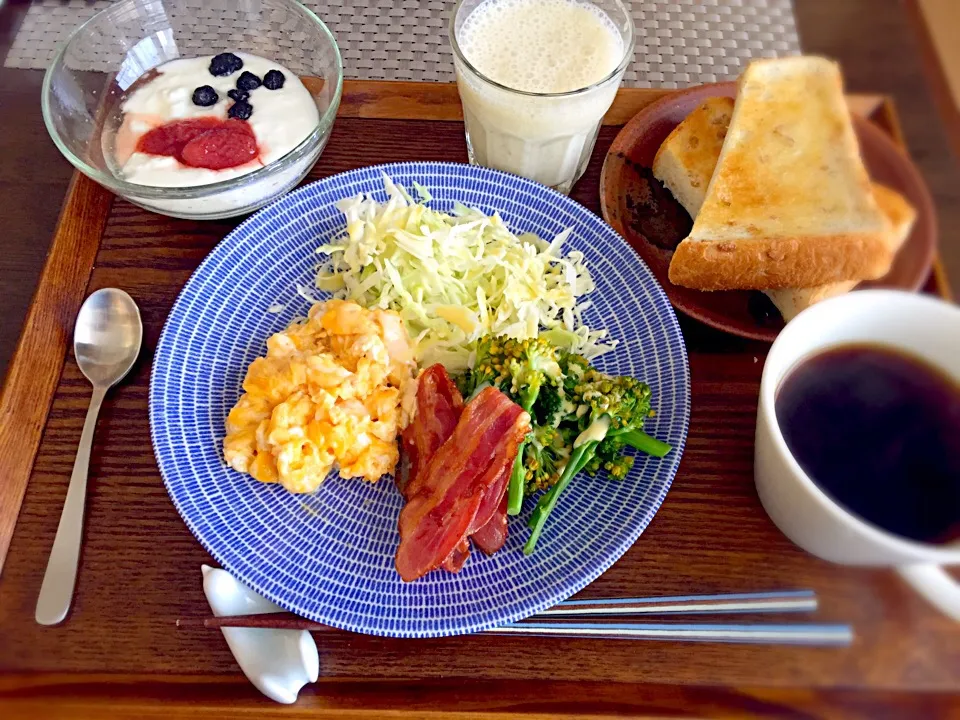 今日の朝ごはん。バナナとオレンジのジュース、ライ麦食パン、スクランブルエッグとカリカリベーコン、ブロッコリー、ヨーグルトイチゴとブルーベリーのせ、野菜。|Junさん