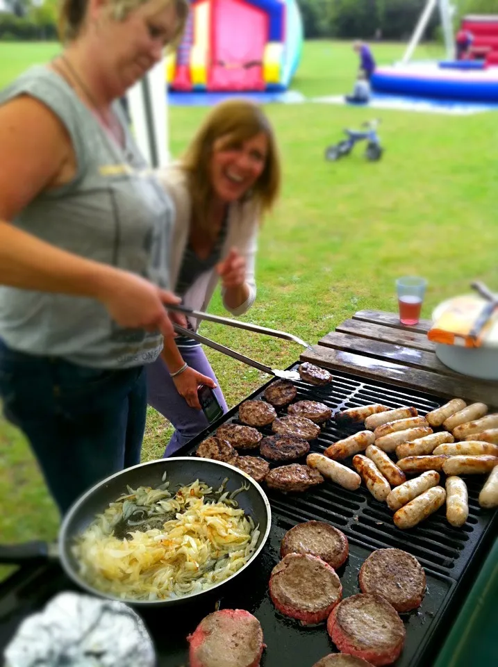 Snapdishの料理写真:English barbecue party. Sausages, burgers, etc onions.|Karla Collington Ryderさん