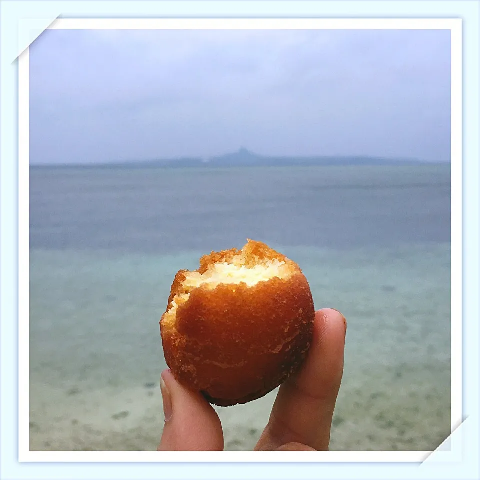 美ら海を見ながらサーターアンダギー 【Enjoying the beautiful sea over an Okinawan doughnut 】|izoomさん