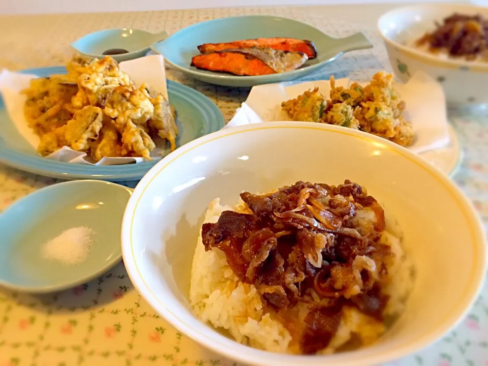 Snapdishの料理写真:牛丼を作ってみました♫
あとは、
アスパラのフライ
🍆茄子の天ぷら
🐟鮭の塩焼きです。|さなさなさん