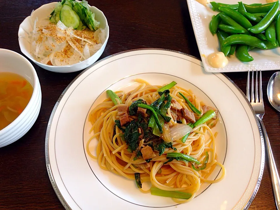 Snapdishの料理写真:ベーコンと小松菜のパスタ
新玉ねぎのサラダ
コンソメスープ
スナップえんどう茹でただけ|カドラさん