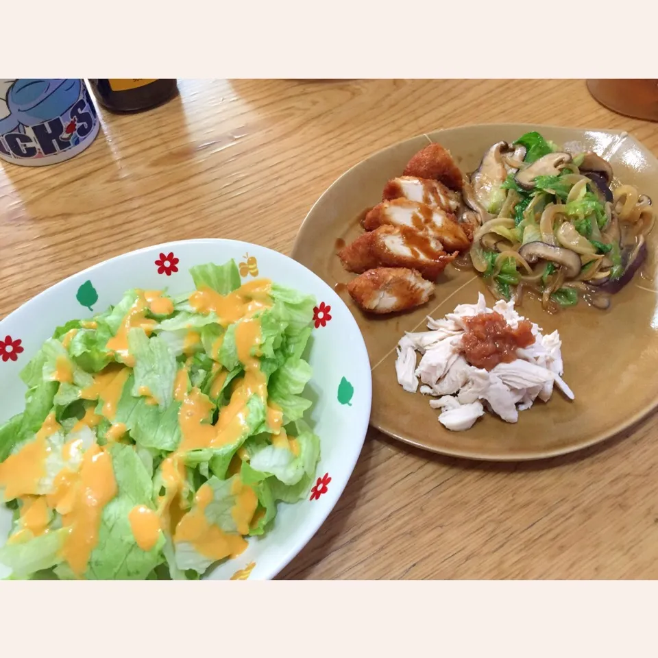 Snapdishの料理写真:椎茸と玉ねぎとレタスのバター醤油炒め
                             と
             ささみの蜂蜜梅和え
                             と
                      ささみカツ
                            |くまおさん